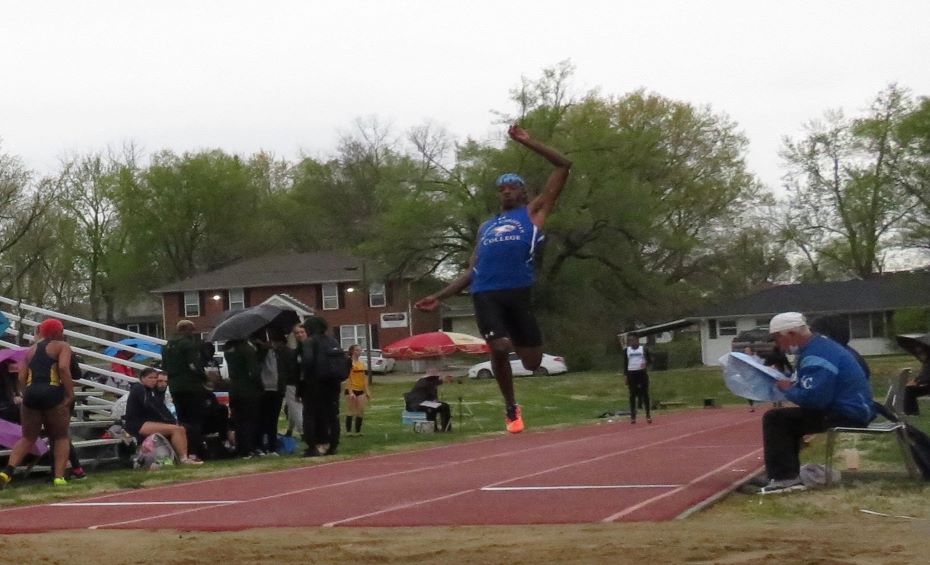 Track and Field Competes at Mule Relays