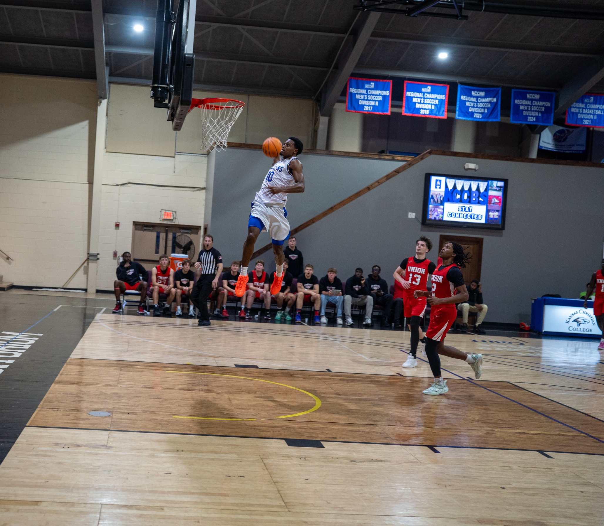 Men's Basketball Takes First Road Win